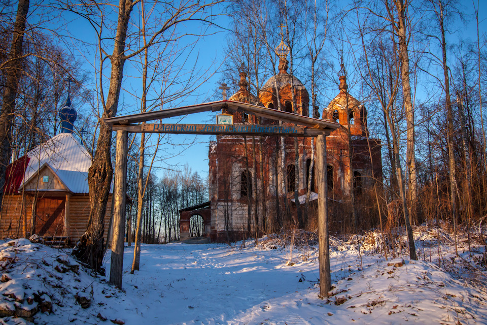 А вот и заветные стены, к которым мы проделали долгий путь. — Toyota Land Cruiser Prado 90-series