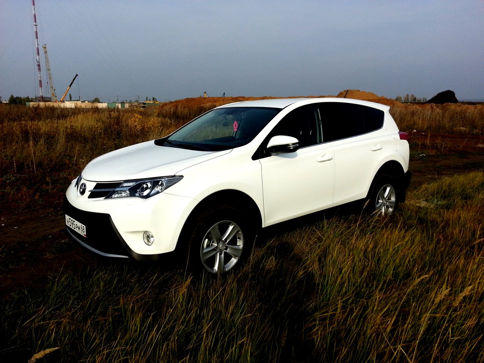 Белое 4. Toyota rav4 белая. Toyota rav4 2014 белая. Рав 4 белый. Рав 4 2014 белый.