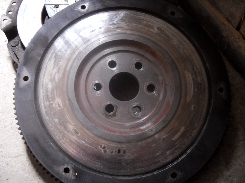 маховик в мусор, только венец сниму. быстро я его уложил… ну в принципе все равно, у меня такой же есть в идеальном состоянии без трещин и перегревов как на этом. да еще с перевернутым венцом, но он пока полежит 100 лет… — ЗАЗ Sens