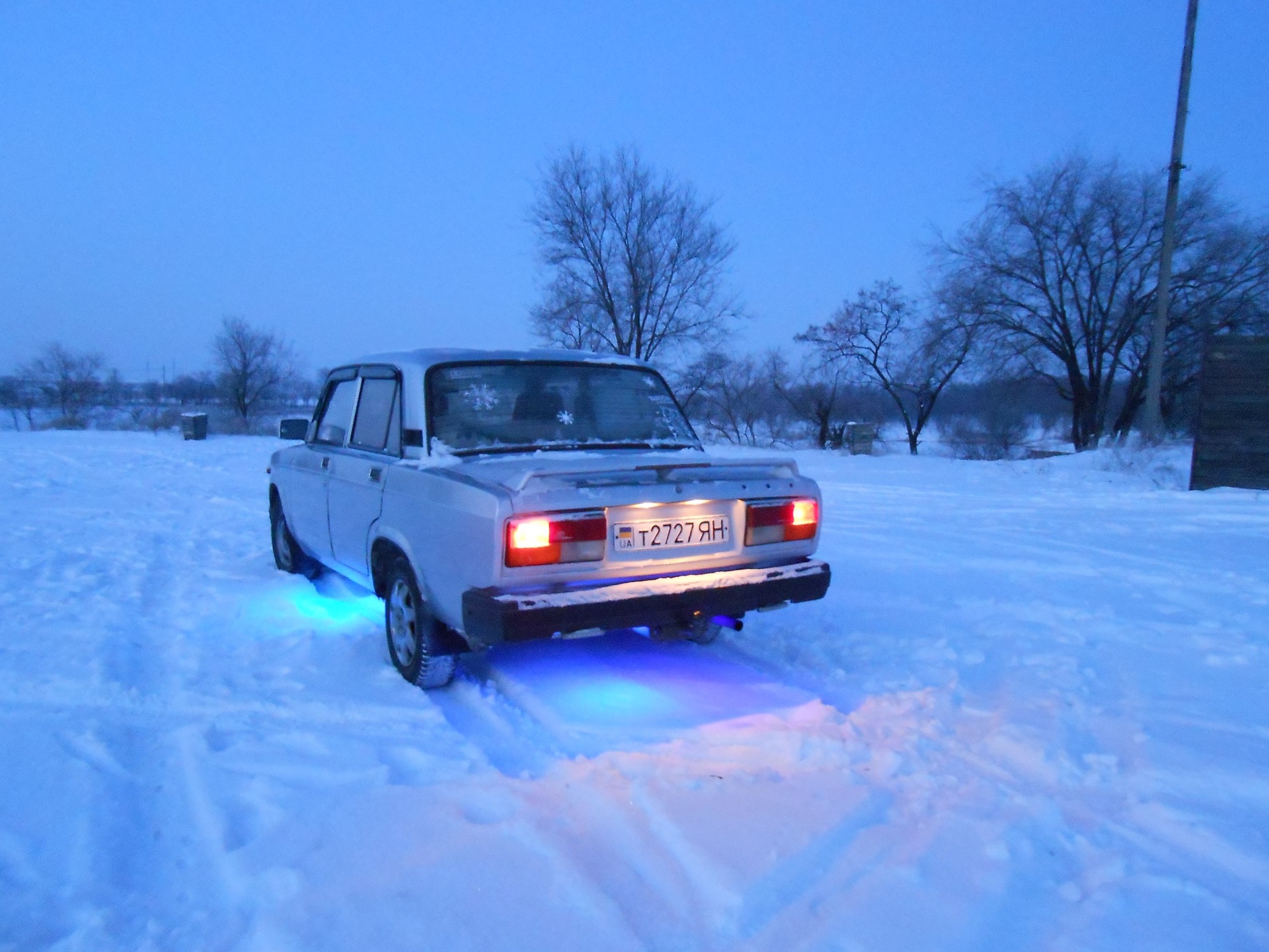 Ваз зимой. Снежная ВАЗ 2107. Лада 2107 зима. Лада 2107 в снегу. ВАЗ 2107 Снежная Королева опер зима.