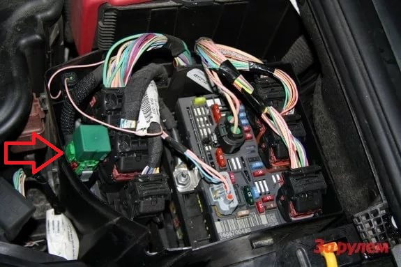 Блок предохранителей пежо 308 в моторном Друзья, подскажите что за провода? - Peugeot 308 SW (1G), 1,6 л, 2009 года элект