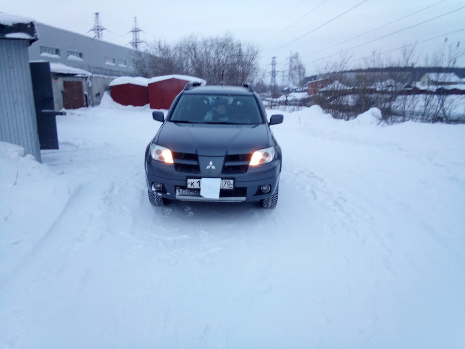 Дхо в дальний свет в полнакала. — Mitsubishi Outlander (1G), 2,4 л ...