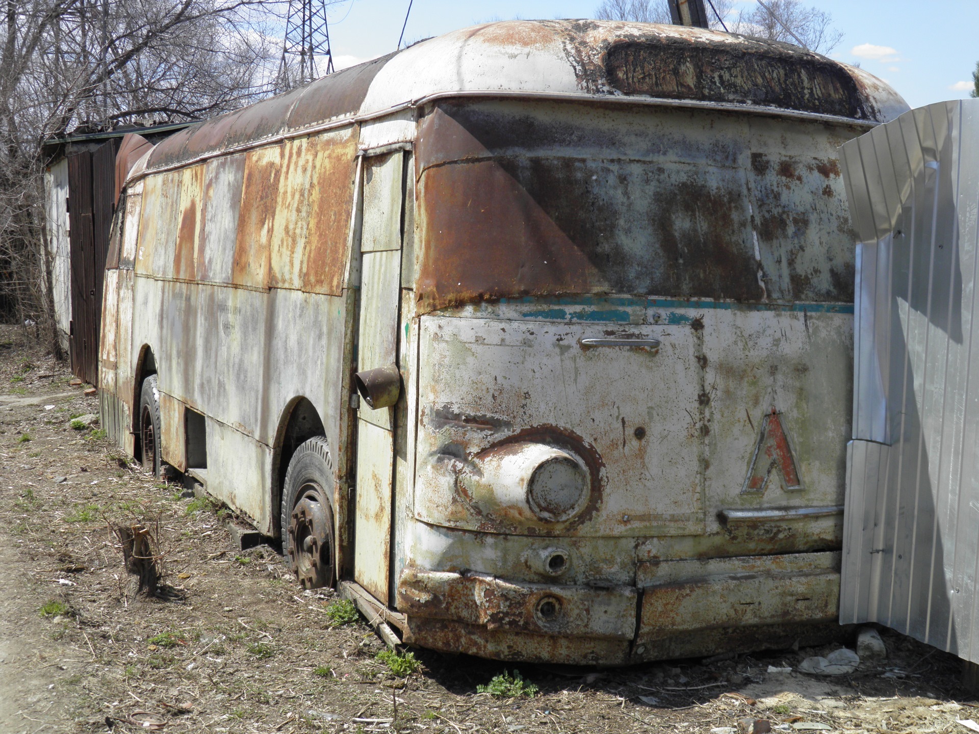 Откуда старые. ЛАЗ 695 Е заброшенный. ЛАЗ-695 сарай. ЛАЗ 695 на свалке. Старые автобусы ЛАЗ.