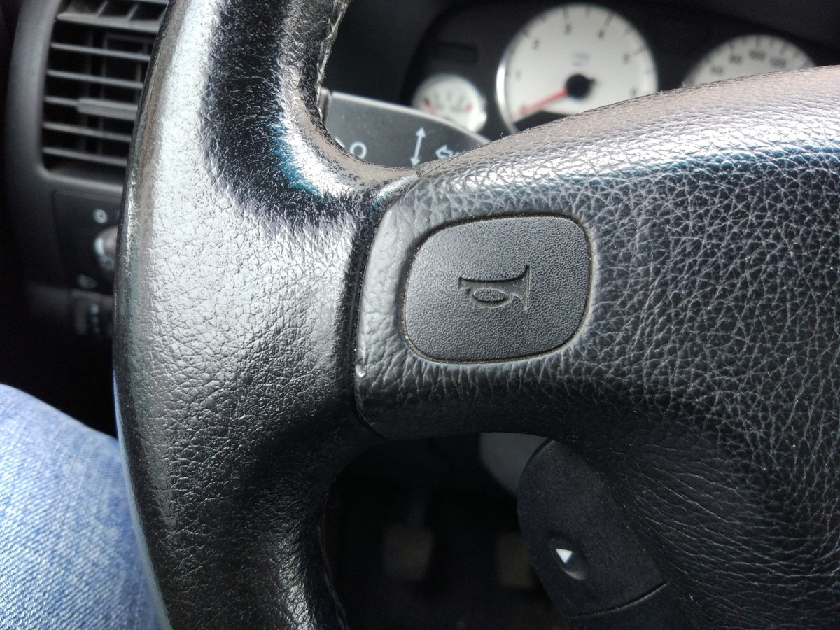 Сигнал на руле опель. Звуковой сигнал омега б. Сигнал на руле опель. Сигнальный кнопка на руль заз 965 как собирать. Кнопки сигнала на руль на 21099 2006.