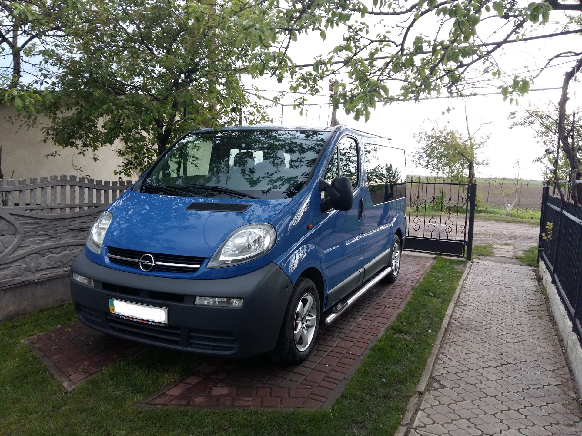 Виваро армения. Opel Vivaro 1.9. Opel Vivaro 2005. Opel Vivaro 2002. Опель Виваро 2005 1.9.