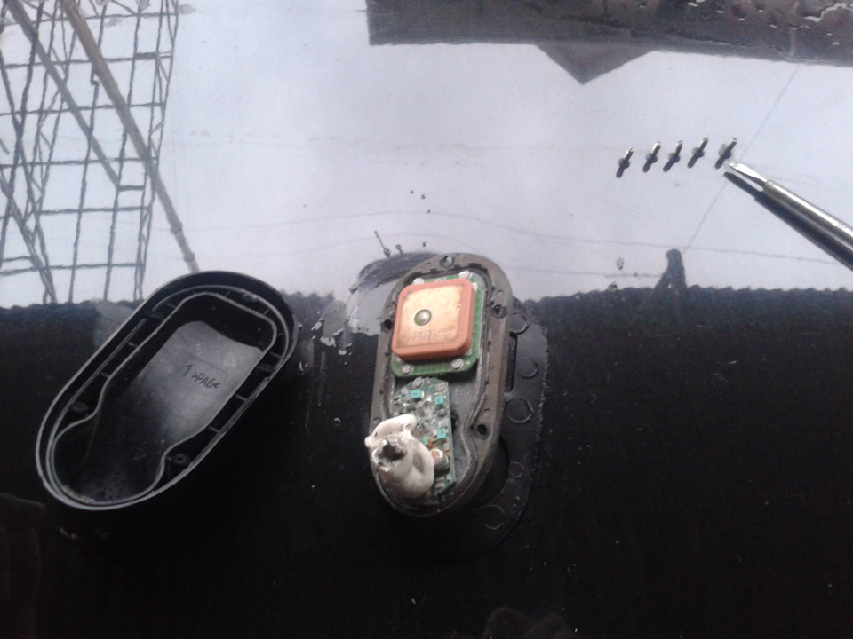 НА ФОТО ВИДНО СТАРЫЙ СИЛИКОН.ПЫТАЛСЯ ЗАКОЛХОЗИТЬ СТАРУЮ АНТЕННУ )) КАК ОКОЗАЛОСЬ…СИЛИКОН СЛУЖИЛ В РОЛИ ПРОБКИ ))) — Renault Megane II