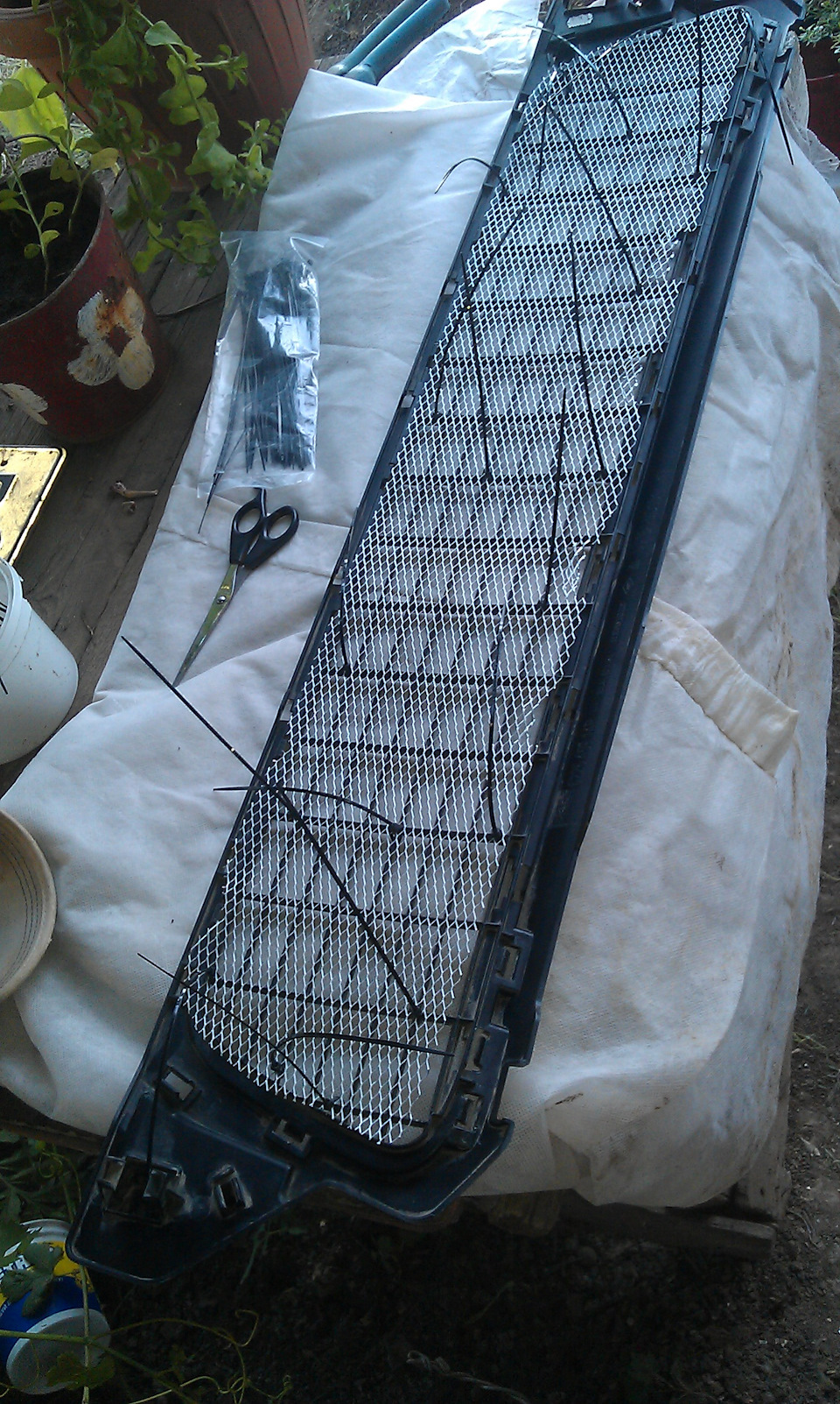 Сетка в нижней части — вид сзади — Renault Duster (1G)