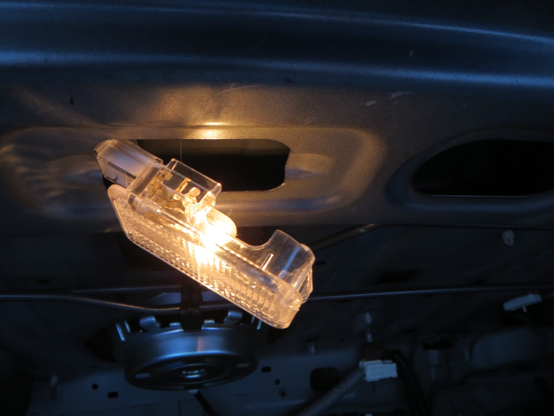 Подсветка двери багажника. Лампочка подсветки багажника Аккорд 6. Фото штатной подсветки двери Volvo.