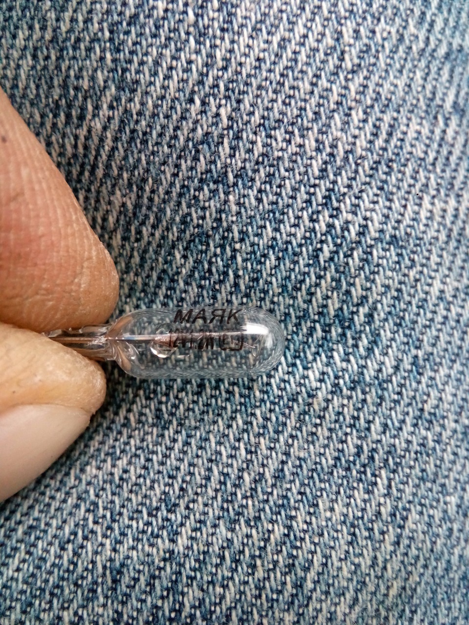 Замена лампочки в прикуривателе. — Volkswagen Passat B6, 2 л, 2006 года ...