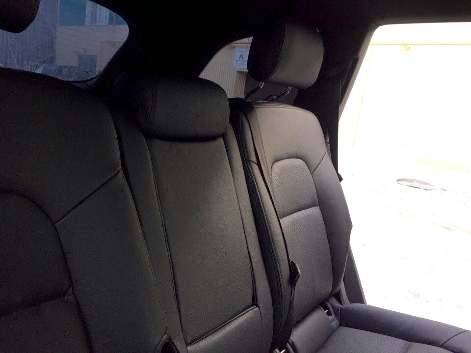 Сиденье audi q5. Audi q7 Basic тканевый салон. Обивка сидений Audi q7 s-line. Белый кожаный салон с люком Ауди q5. Перетяжка кресла Ауди q7.