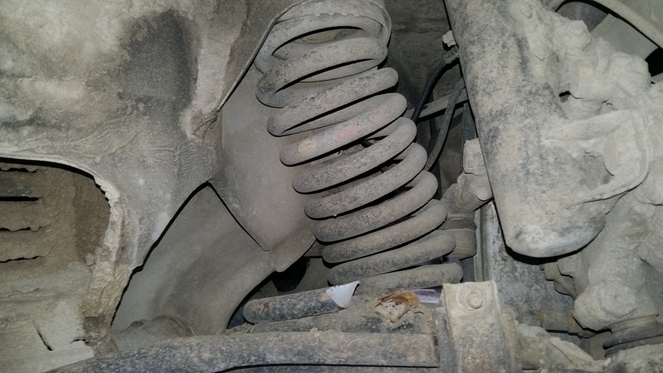 Лопнули обе передний пружины. — Mercedes-Benz E-Class (W124), 3,2 л ...