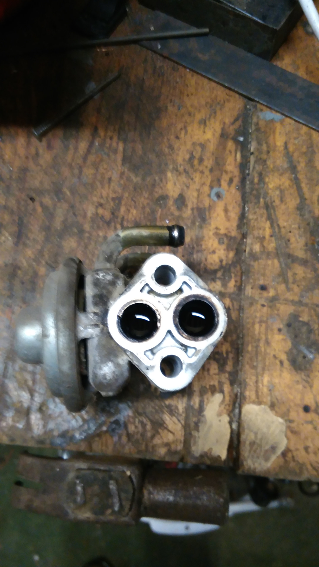 Егр галант 8. Клапан egr на mitsubishi galant 1,8. Клапан egr на mitsubishi galant 1,8. 4. Клапан егр галант 8 американец 2.