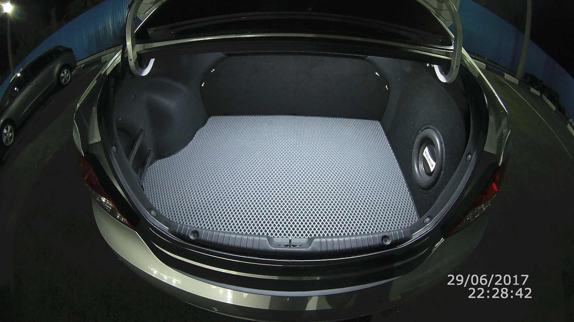 Обшивка багажника солярис. Hyundai Solaris 2012 седан стелс в багажник. Hyundai Solaris 2012 саб в багажник. Коврик багажника Солярис 2012 седан. ЭВА коврик в багажник Солярис 1 седан.