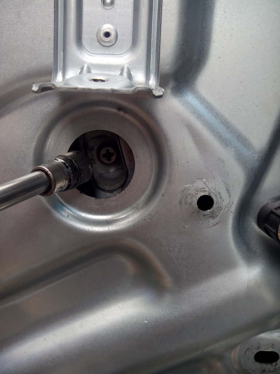 вытаскиваем две резиновые заглушки и большой фигурной отверткой ослабляем болты, чтобы освободить стекло и поднять его до конца вверх, застопорить иначе не вытащить дверной механизм который крепиться на дверной карте — KIA Sorento (2G)