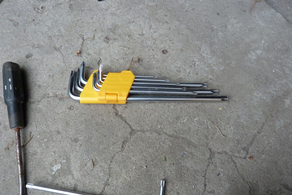 Замена датчика фаз — Lada Приора хэтчбек, 1,6 л, 2011 года | своими ...