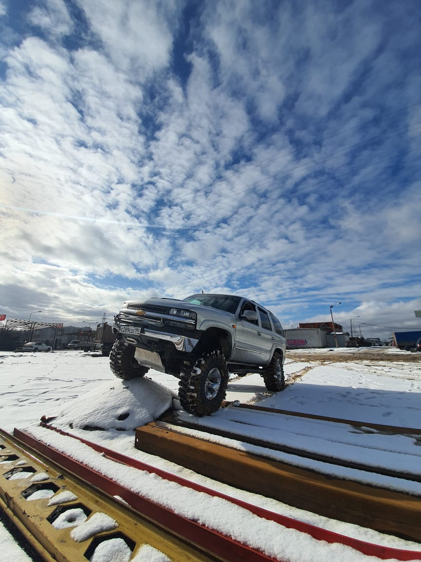 Chevrolet Tahoe на гусеницах