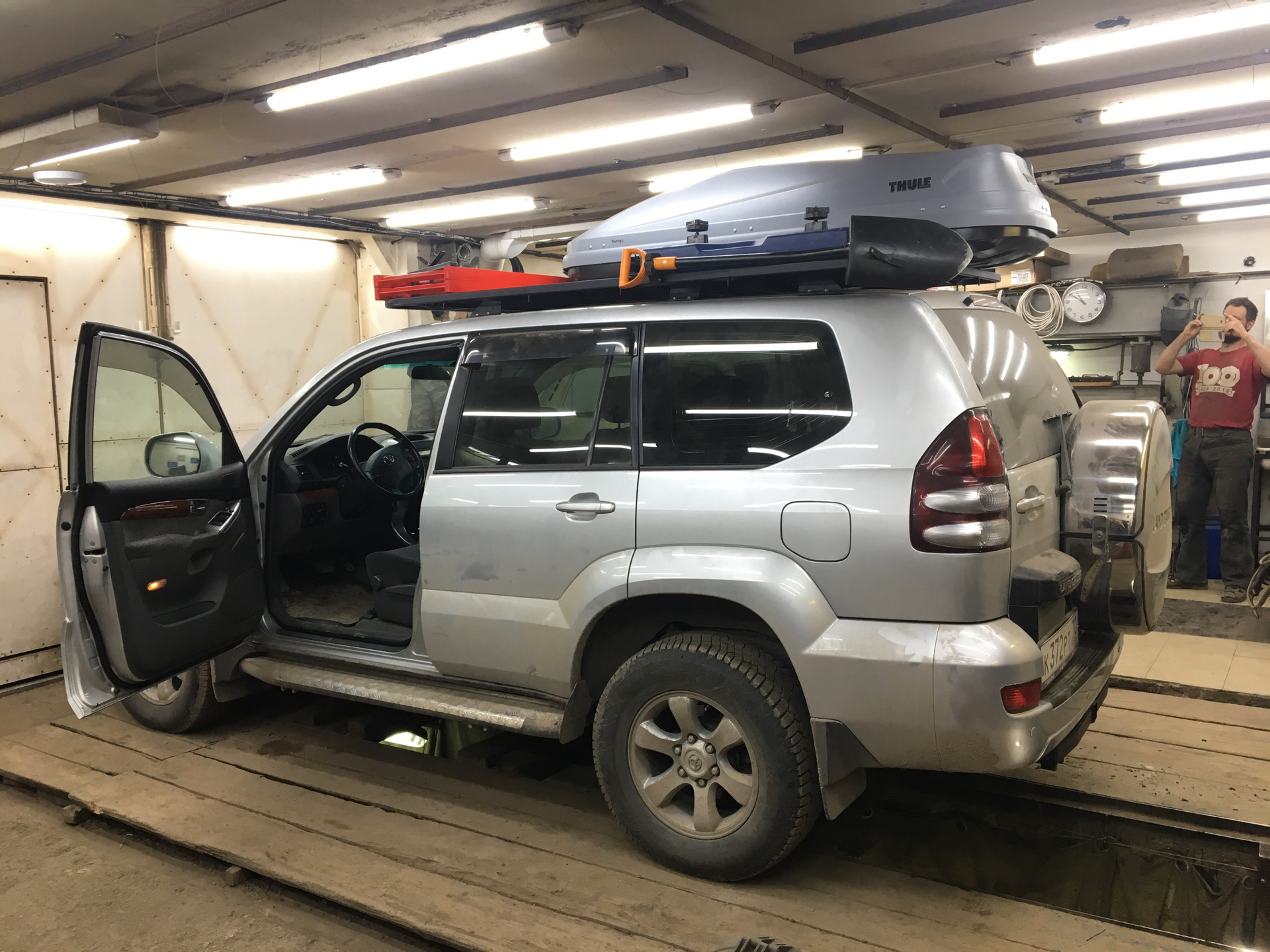 Крыша прадо. Land Cruiser Prado 120 экспедиционник. Бокс на крышу Тойота Прадо 120. Toyota Land Cruiser Prado 120 бокс на крышу. Прадо 120 экспидиционник.