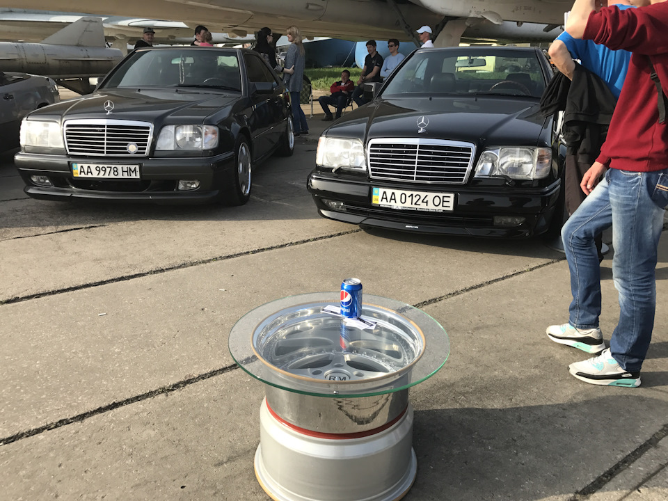 …Мерседесы (на переднем плане шикарный диск-столик от romanmers)… — Pontiac Firebird (4G)