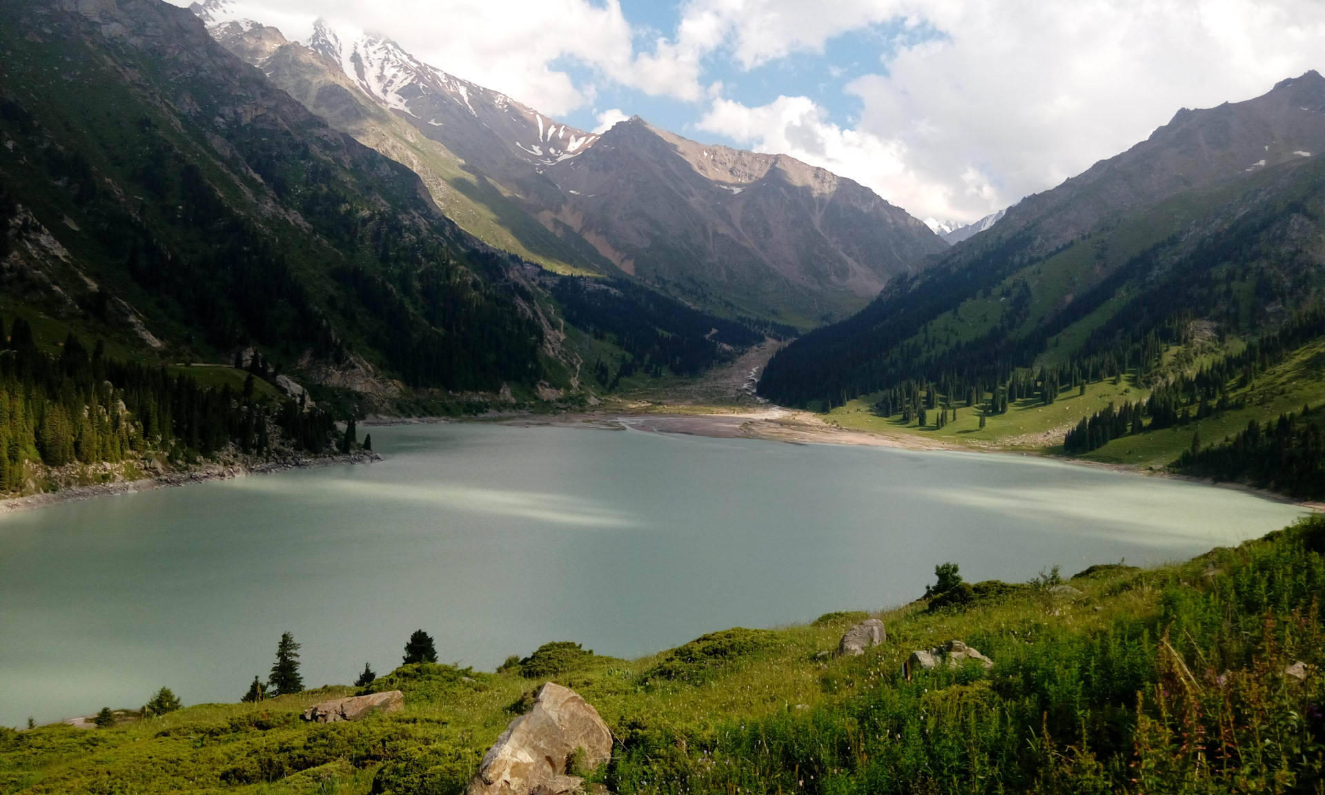 Озера алматинской области. Озеро Бао. Большое Алма-Атинское озеро. Большое Алматинское озеро летом. Большое Алматинское озеро рыбалка.