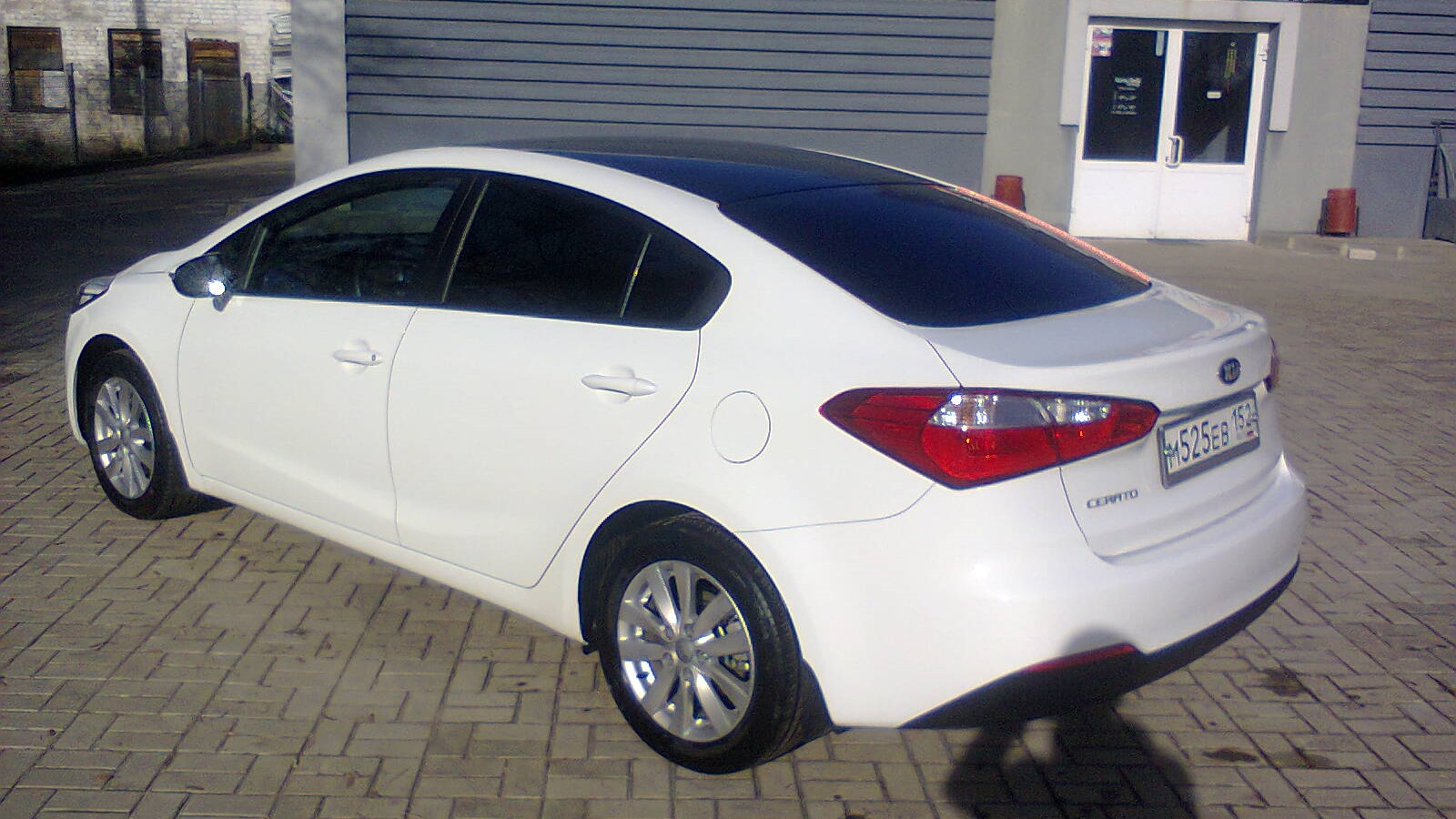 Kia Cerato 2012 белая с черной крышей