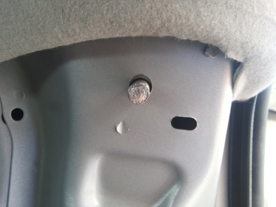 закрутил шпильку чтобы получилась отметка в пластике — где сверлить — Lada Ларгус