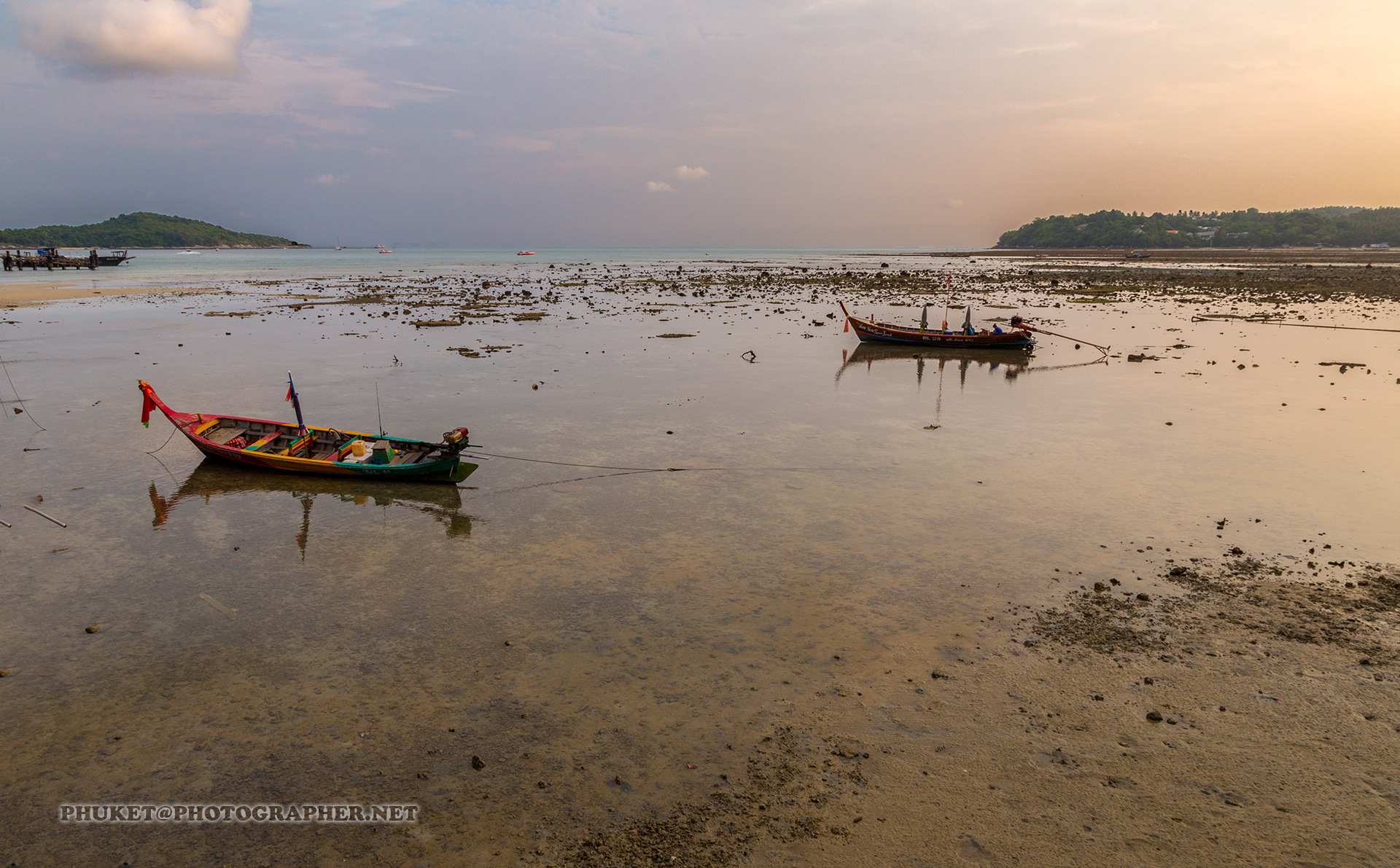 Отливы пхукет. Раваи пляж отлив. Rawai Beach Boats. Отливы на Пхукете. Тайский берег отлив.