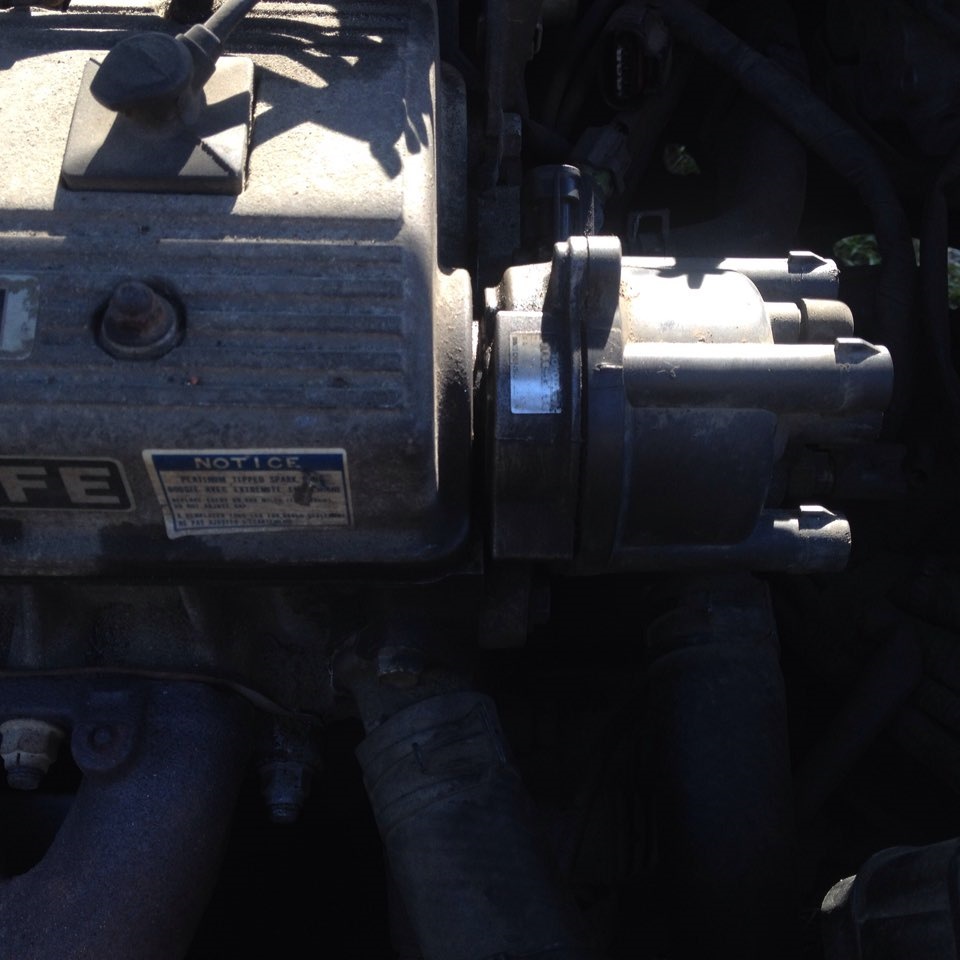 Замена крышки трамблера, прокладка и бегунок + свечи как по книжке ...