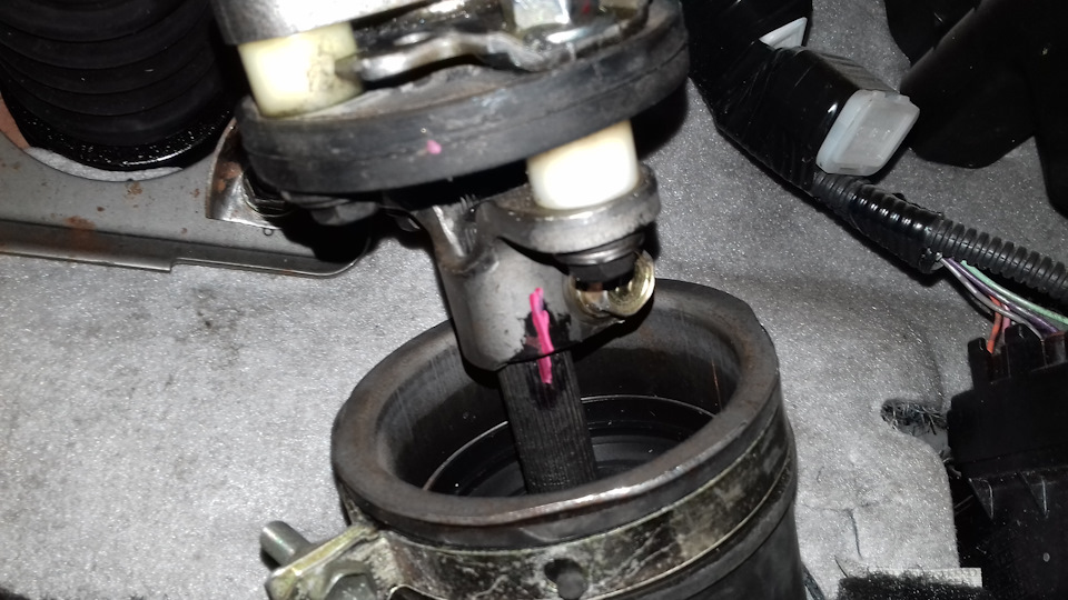 Закусывает руль при вращении, меняем крестовину рулевого карданчика ...