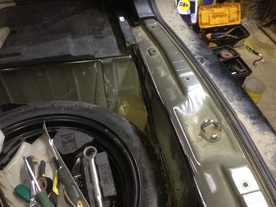 Вдоль чаши поднимаем по стенке проводку и загоняем в угол, где есть зазор между боковой пенопластовой вставки и кузовом. Пока провод я не крепил. — Subaru Outback (BP)