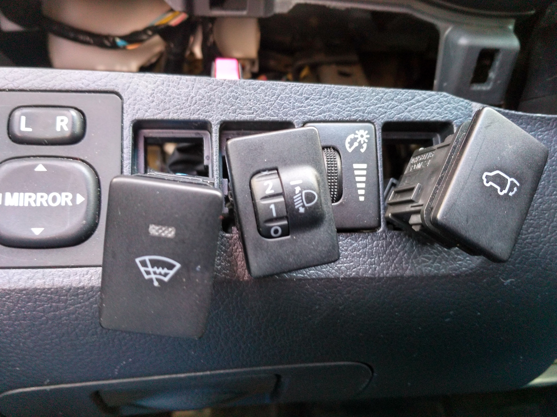 Кнопка обогрева тойота. Кнопка подогрева сидений Toyota Highlander 2013. Toyota rav4, 2009 кнопка ESP. Рав 4 кнопка ESP. Кнопки Тойота хайлендер 2014.