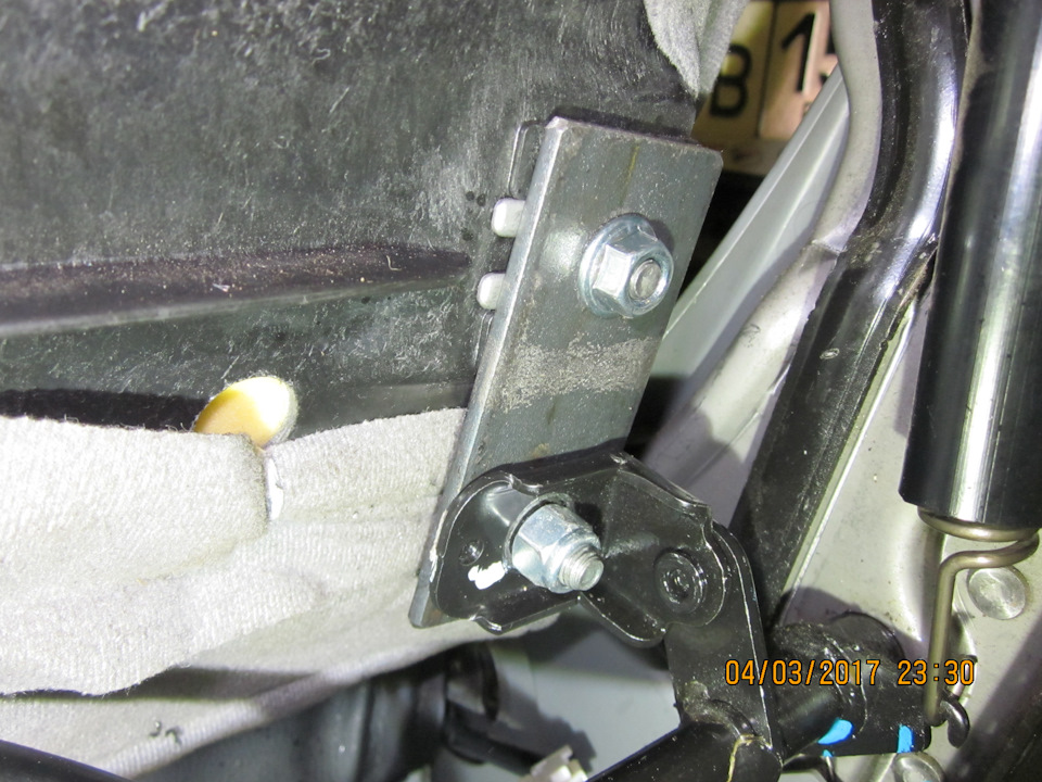 Заднее левое (по ходу движения) удлинённое крепление подушки к каркасу. — Daewoo Gentra