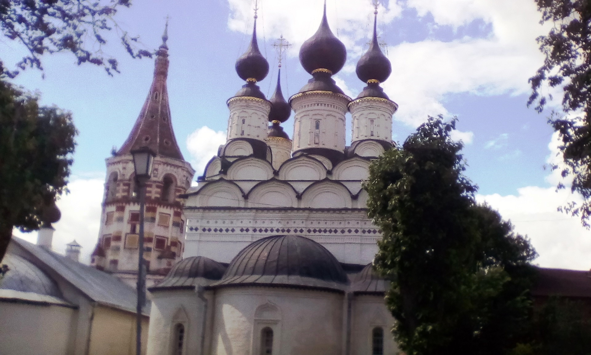 Два храма. Пятиглавая Церковь св Лазаря Суздаль. Две церкви рядом. Два храма рядом. Белый пятиглавый храм с одним рядом заостренных кокошников.