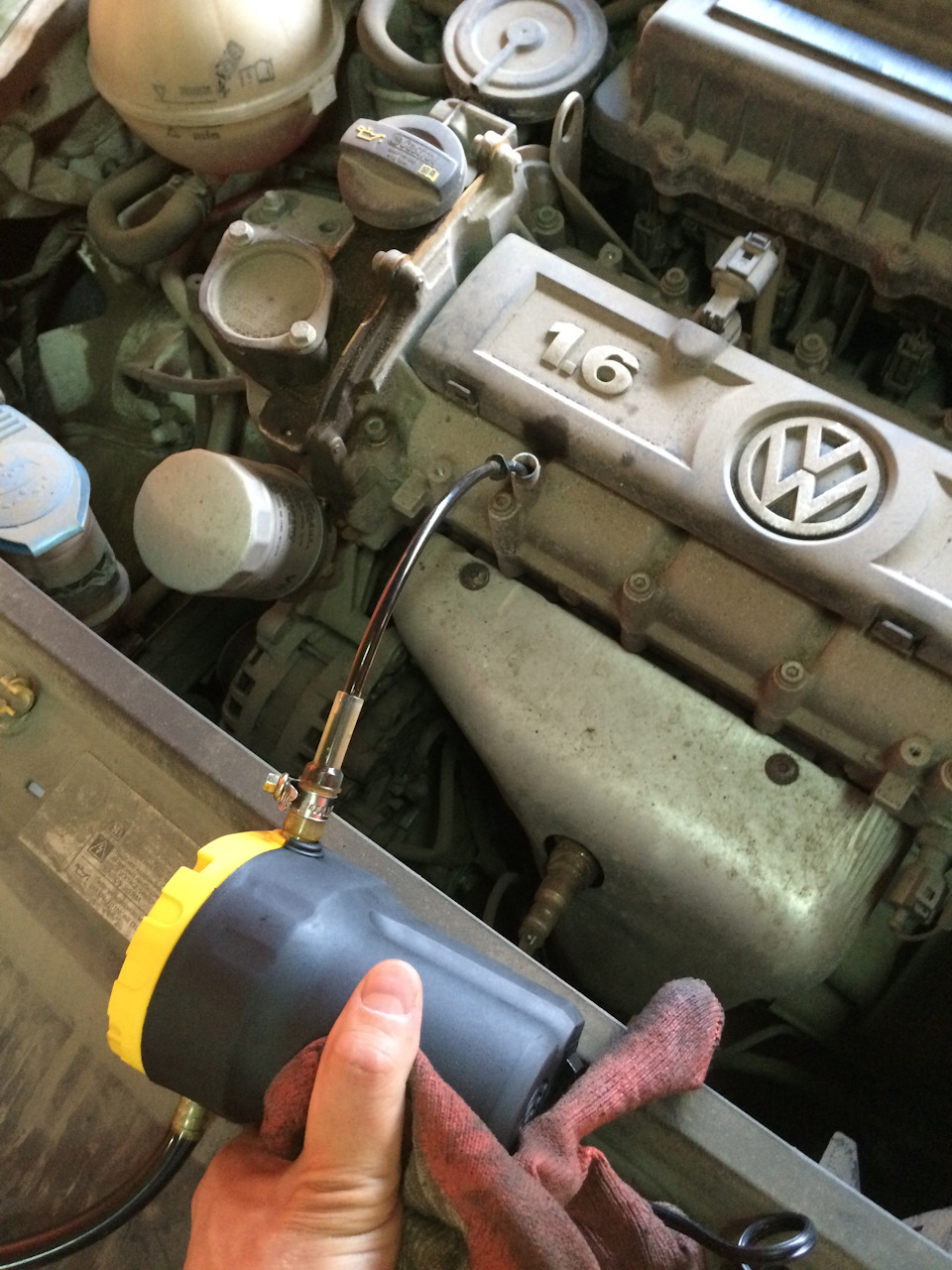 Трубка для откачки масла через щуп — Volkswagen Tiguan (1G), 2 л, 2013 ...