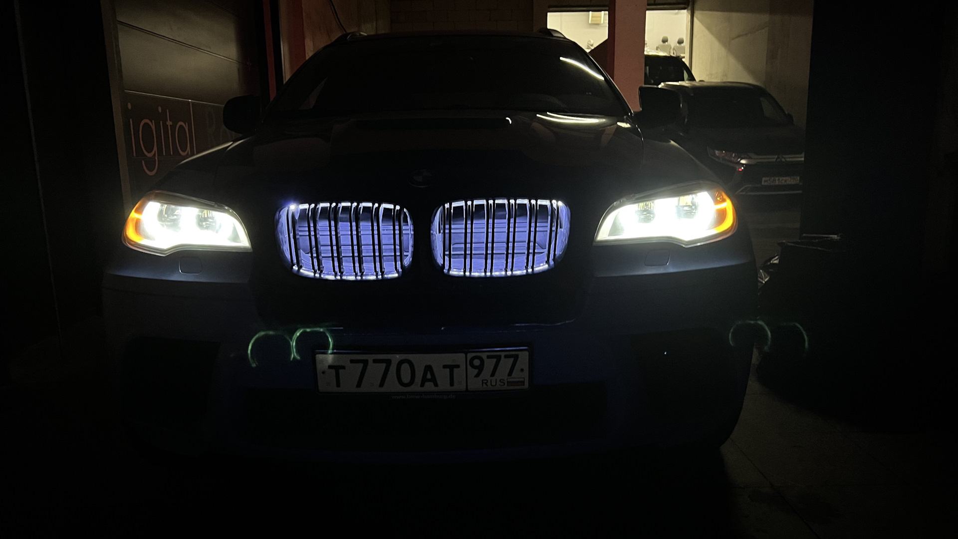 Подсветка решетки радиатора бмв. Bmw x5 решетка подсветкой. Решетка радиатора f10 с подсветкой. Подсветка решетки радиатора бмв. Подсветка решетки радиатора бмв х7.