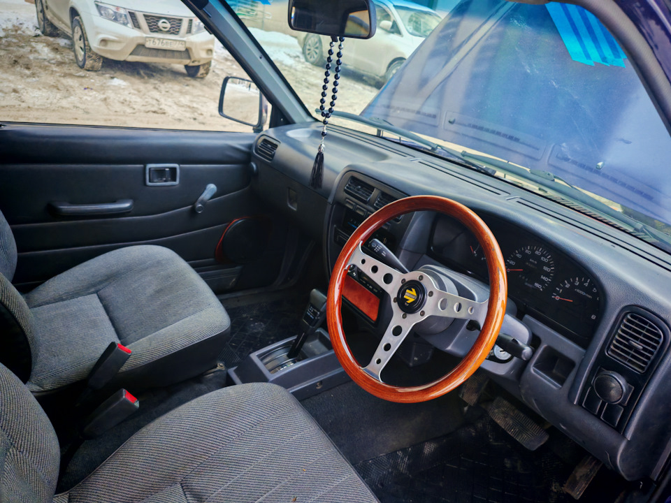 Момо, очень тоненький — Nissan Datsun (D21)