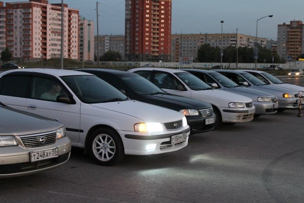 Ниссан улан удэ. Ниссан клуб машина 2000. Ниссан Санни клуб. Toyota Platz н562рн 55 регион. Ниссан Санни гос номера 577.