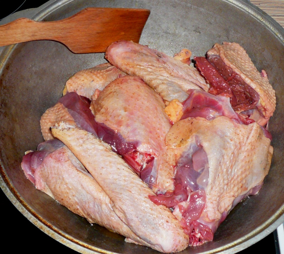 Приготовить мясо гуся в духовке