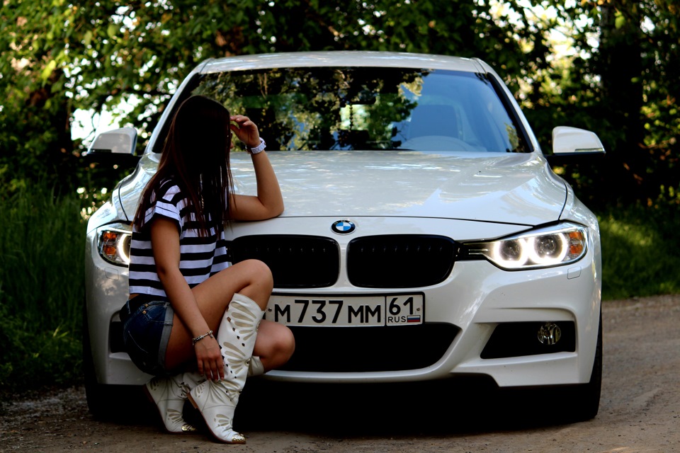 Парные авы бмв. Машина BMW для девушки. Машина БМВ белая для девушки. Девочки возле БМВ. Девушка в машине БМВ.