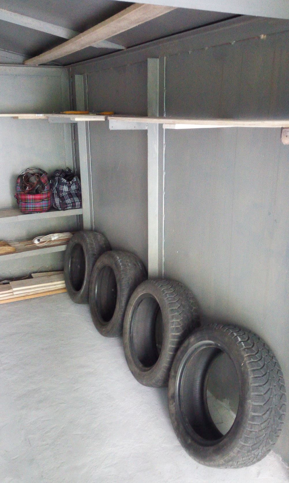Полка для шин в гараже