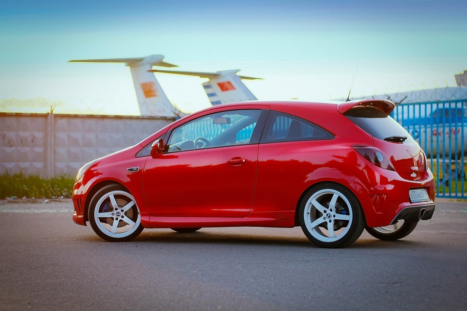 Opel Corsa OPC Red