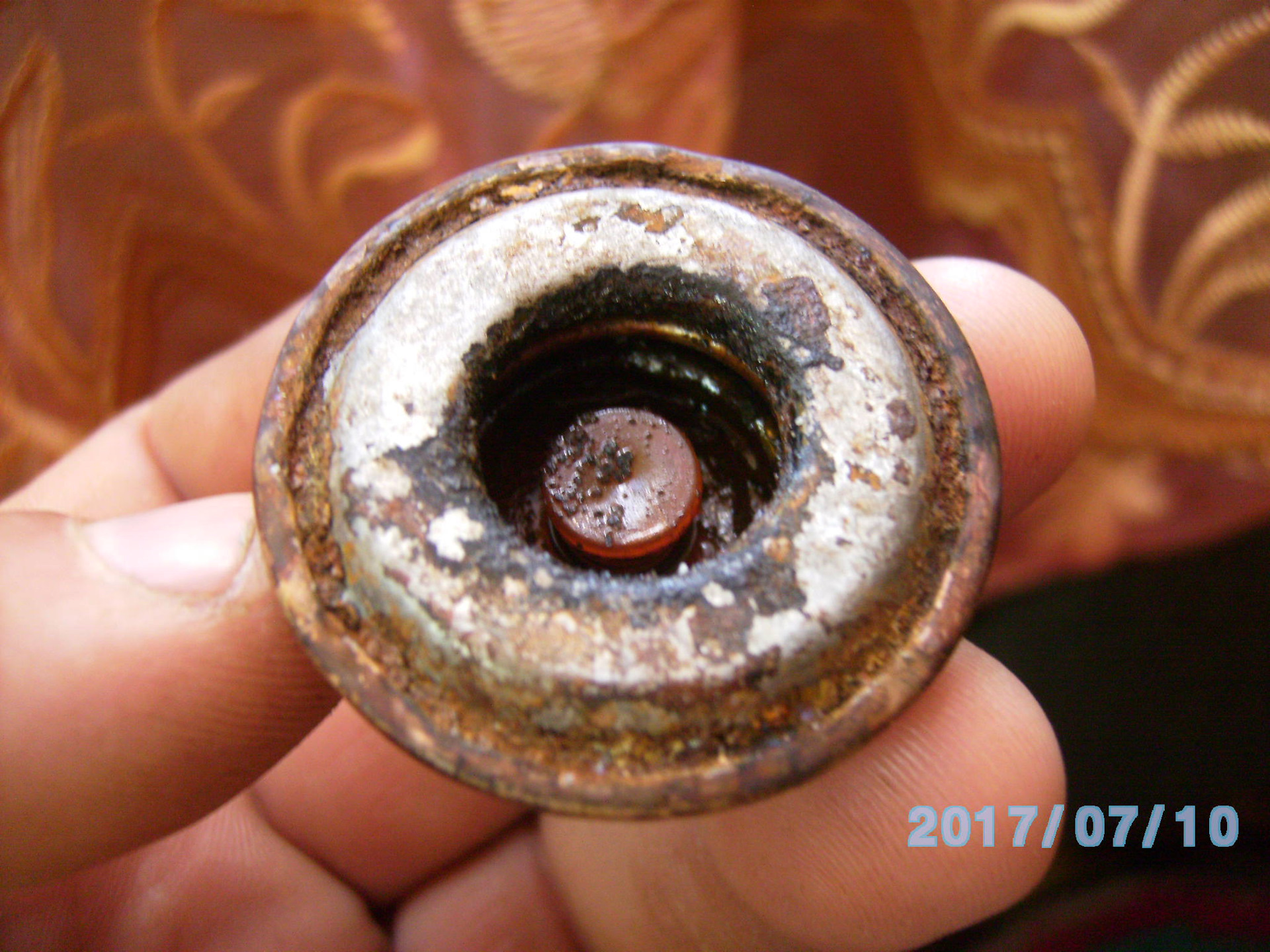 Куплю старые клапана. Зиловский клапан старого образца жидкость внутри.
