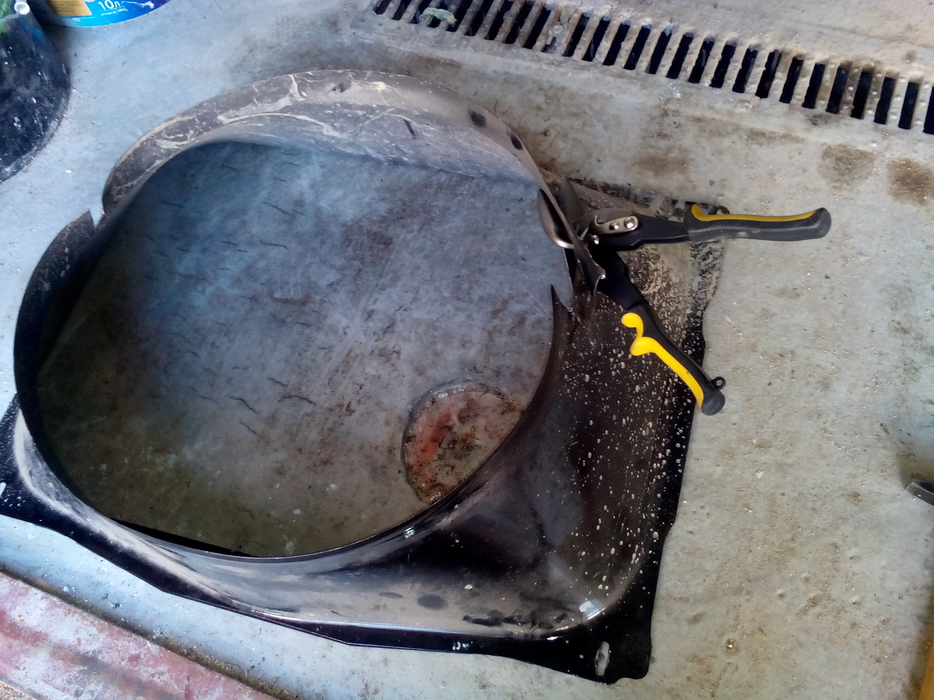 Снятие диффузора. Вентилятор радиатора ока. Починка вентилятора охлаждения на митсубиси кольт 2006 1. Диффузор уаз 396255 409 двигатель. Снятие диффузора.