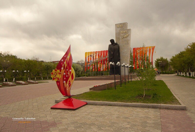 День темиртау. Темиртау памятник неизвестному солдату. Темиртау памятник металлургам. Достопримечательности города Темиртау Казахстан. Памятник с вечным огнем в Казахстане город Темиртау.