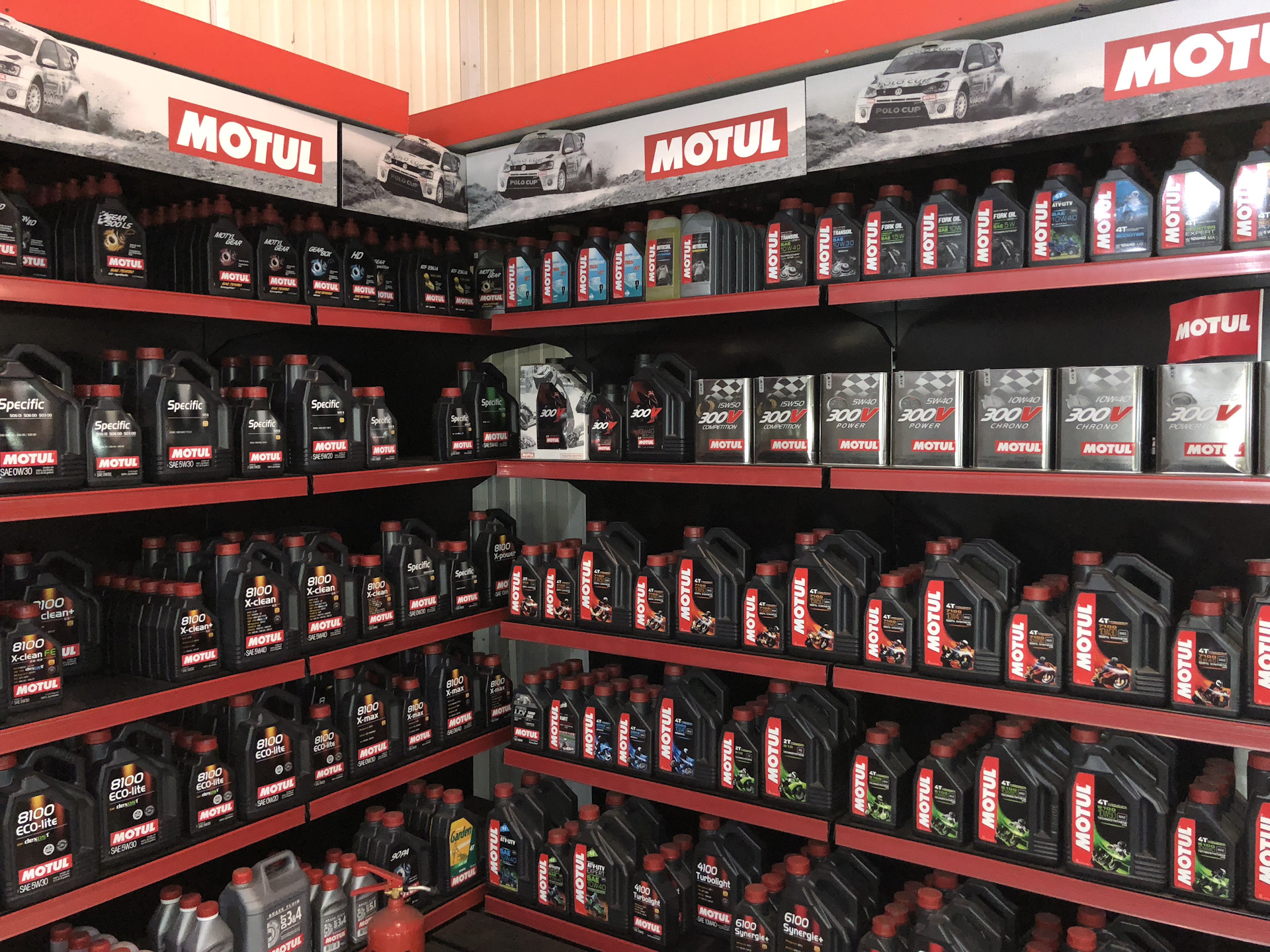 Фирменный магазин. Мотюль ассортимент. Мотюль полка. Motul фирменный магазин масел.