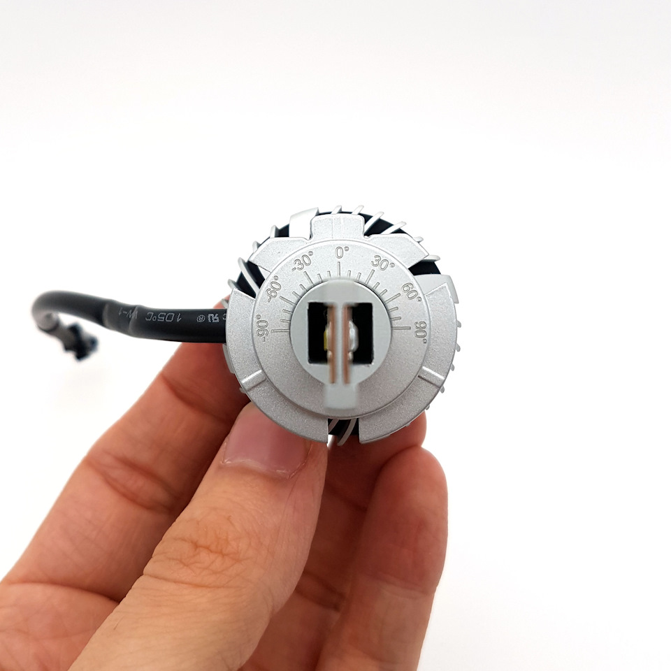 Рис. 12 — Хорошо видны риски для регулировки лампы и видно, что верхняя часть лампы очень узкая. Это позволяет не перекрывать часть отраженного света и использовать лампы в линзованной оптике, где очень маленький отражатель — Volvo S60 (1G)