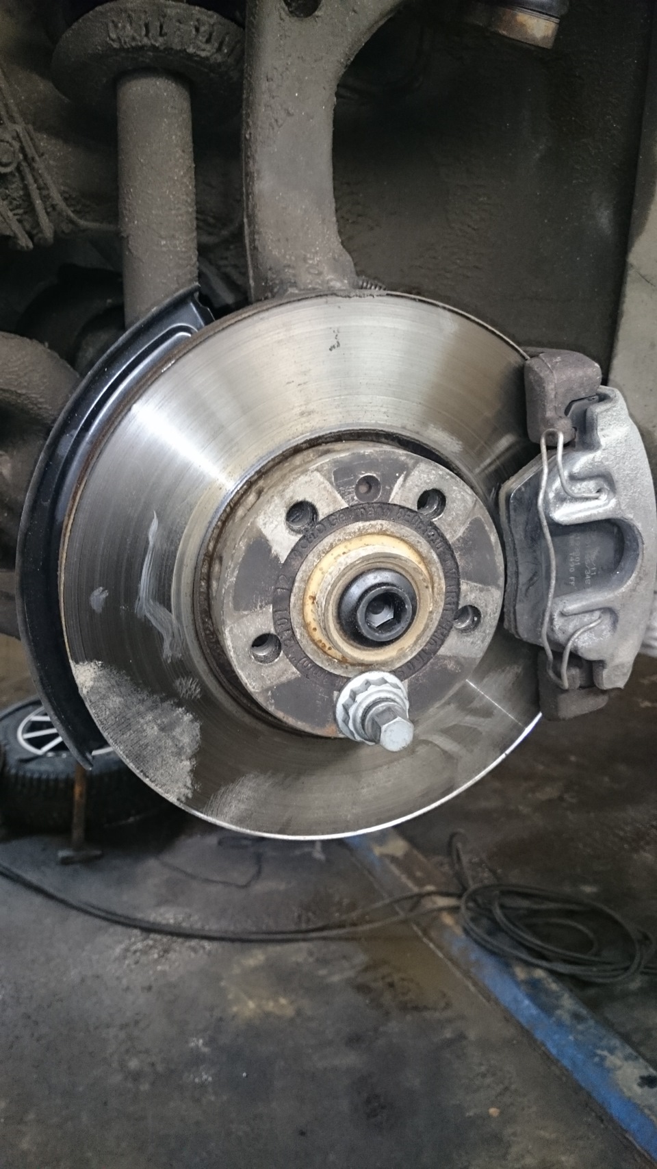 Грязезащитные щитки передних тормозных дисков — Audi A6 (C5), 2,8 л ...