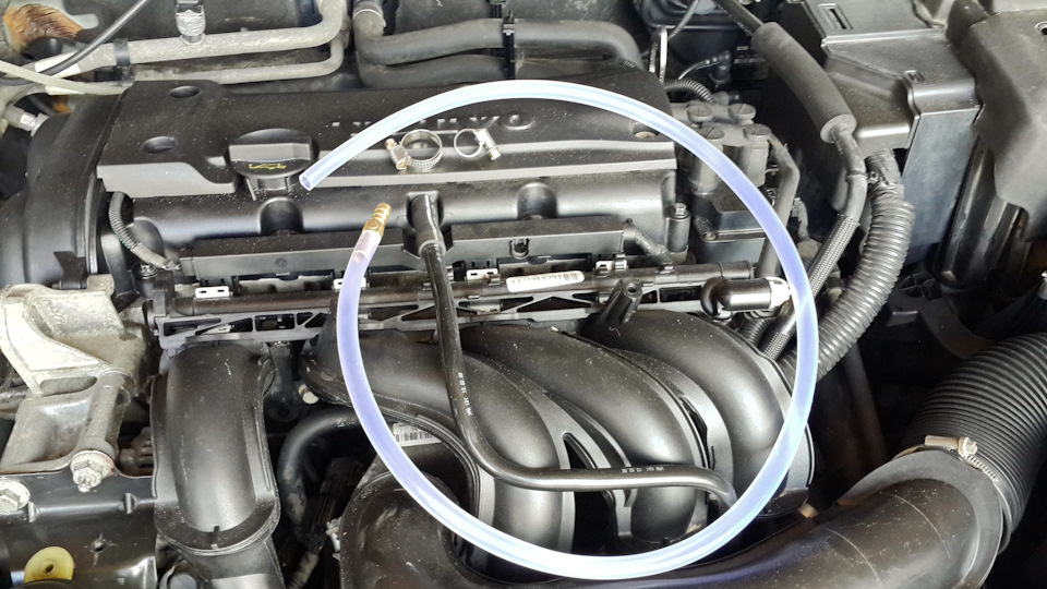 Шланг взял прозрачный, лучше видно когда пойдет новая жидкость. И взял два хомута, для облегчения обратной установки бочка. — Volvo C30