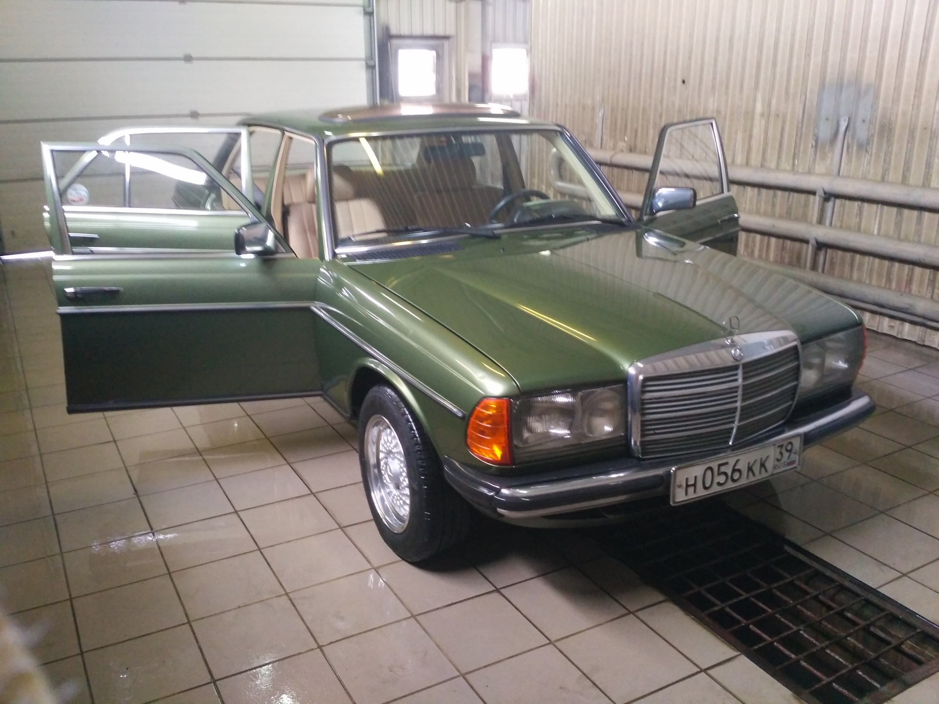 Гараж крокодилов - Mercedes-Benz W123, 2,4 л, 1982 года встреча DRIVE2