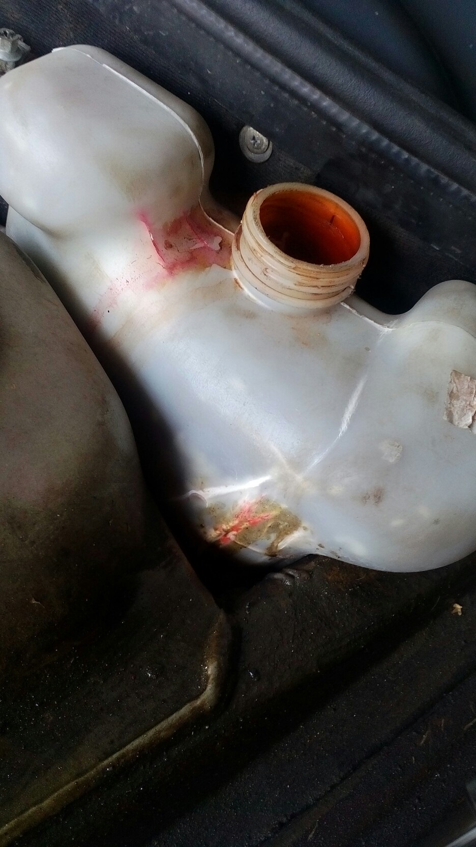 Промыть сист охлаждения дождевой водой шеви нива. Промывка системы охлаждения ваз 2110. Газы в расширительном бачке ваз 2110. Масло в антифризе ваз 2114. Антифриз выходит через крышку.