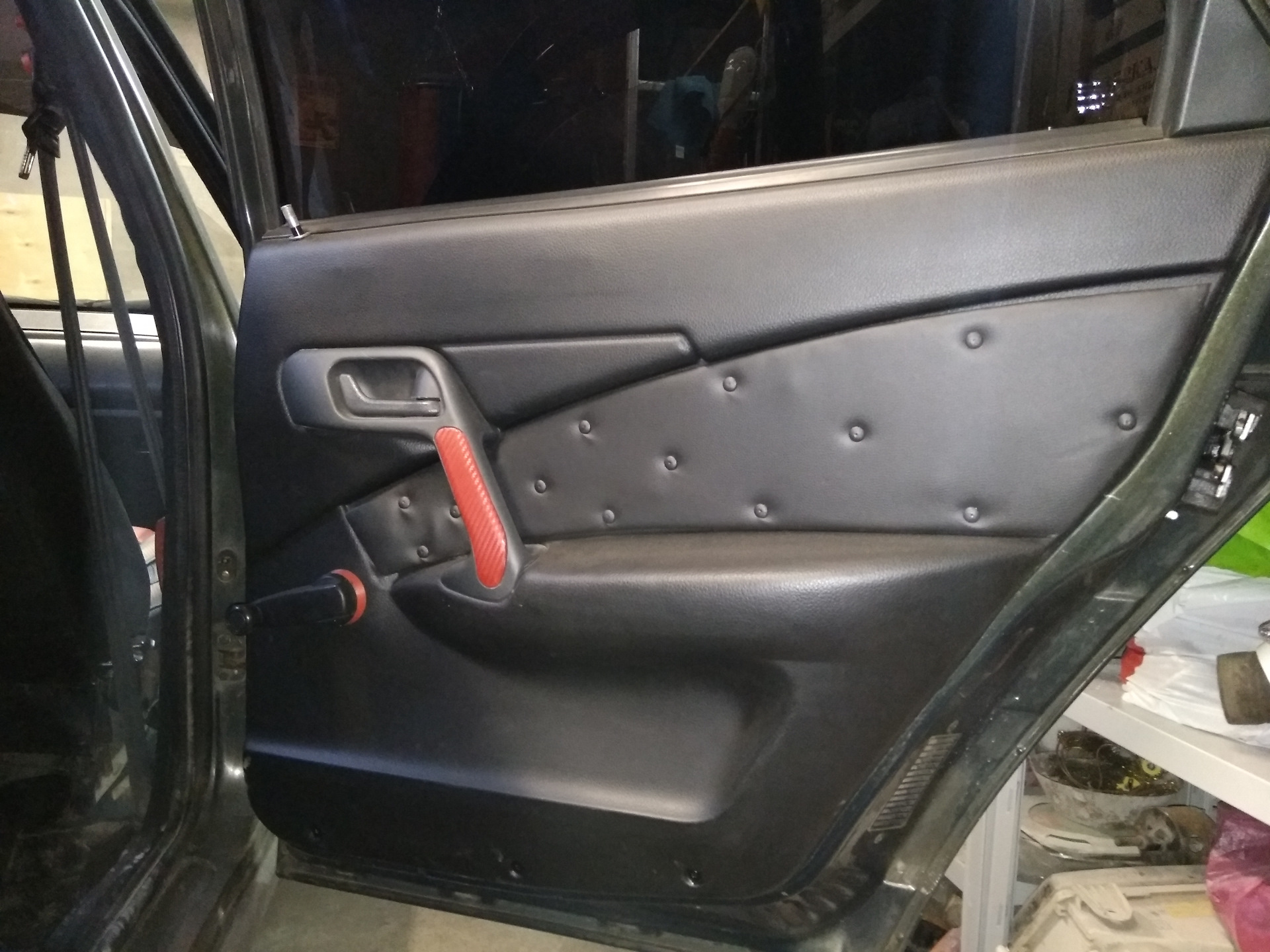 Обшивка двери мпс. Обшивки дверей на саморезы ваз 2114. Дверные обшивки фольксваген пассат б7. Установка обшивки хлопушки т6. Кожаная обшивка на двери на б 5 город калининград.